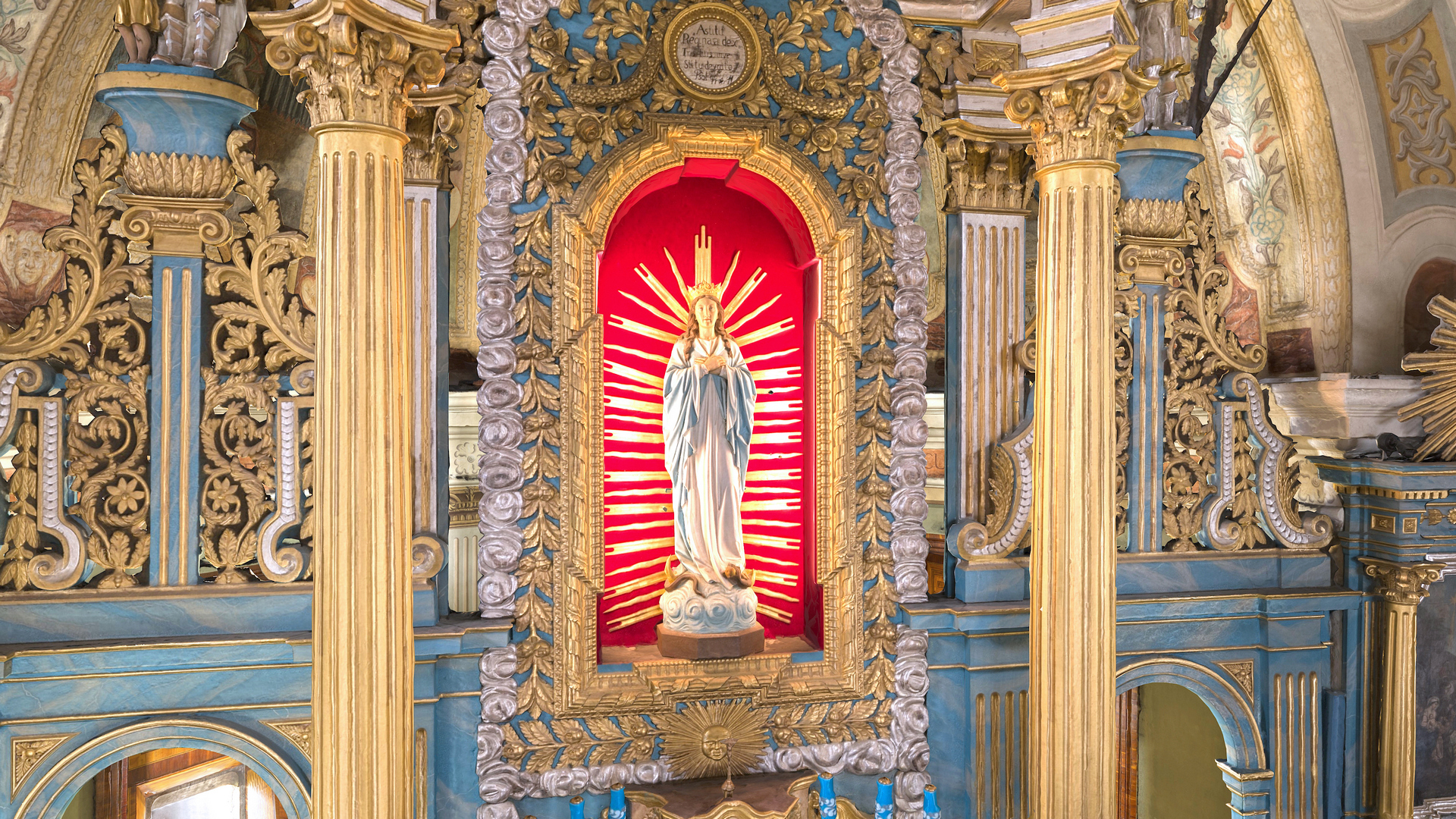 Wnętrze kościoła Grobu Matki Bożej. Grafika powstała w wyniku skanowania laserowego. Ukazano ołtarz główny z figurą Matki Bożej.